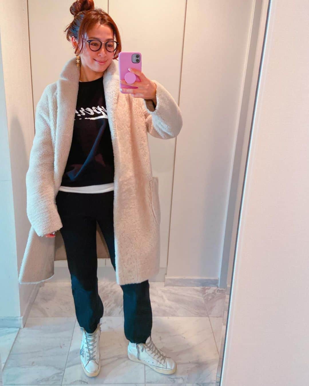 野沢和香さんのインスタグラム写真 - (野沢和香Instagram)「キターーー😆！ 展示会でオーダーして楽しみにしてた @the_newhouse  のSuper スウェット🤩&パンツ！  ぬくぬく素材がたまらんっ⤴︎ 楽ちんであったかくて最高❣️ パンツの絶妙シルエットも👍こっちはHipポケットにSuper書いてあるよ⤴︎ 寒い日のロケもこれでバッチリ🤩⤴︎」1月8日 21時02分 - wakanozawa
