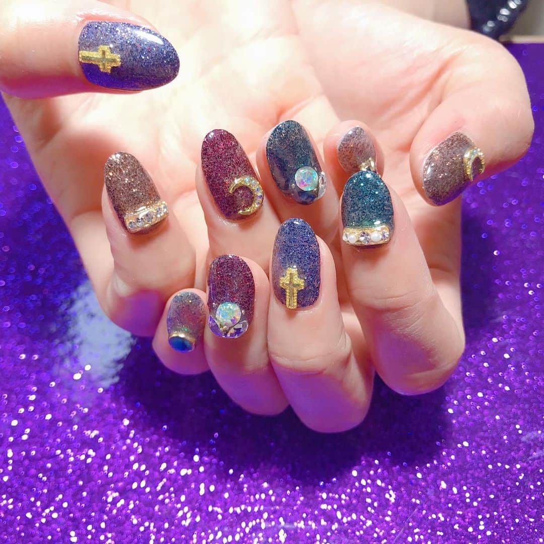 なかやまちえこのインスタグラム：「Dark Matter🌙✨ PREXYグリッター『Dark Matter』 #nail #nails #nailart #ネイル #美甲 #ネイルアート  #clou #nagel #ongle #ongles #unghia #japanesenailart #manucure #네일 #젤네일 #네일아트 #네일리스트 #japanesenails #manicurist #gelnails #أظافر #グリッターネイル #ラメネイル #glitternails #Aldious #Marina さん」