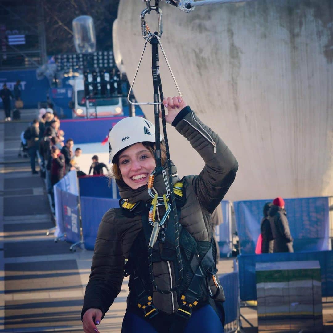 ジャダ・ルッソのインスタグラム：「Zipline🤪 #tim#timsensation#6genuary20#centralstation#milan#apple#icerink#breacktime 😎」
