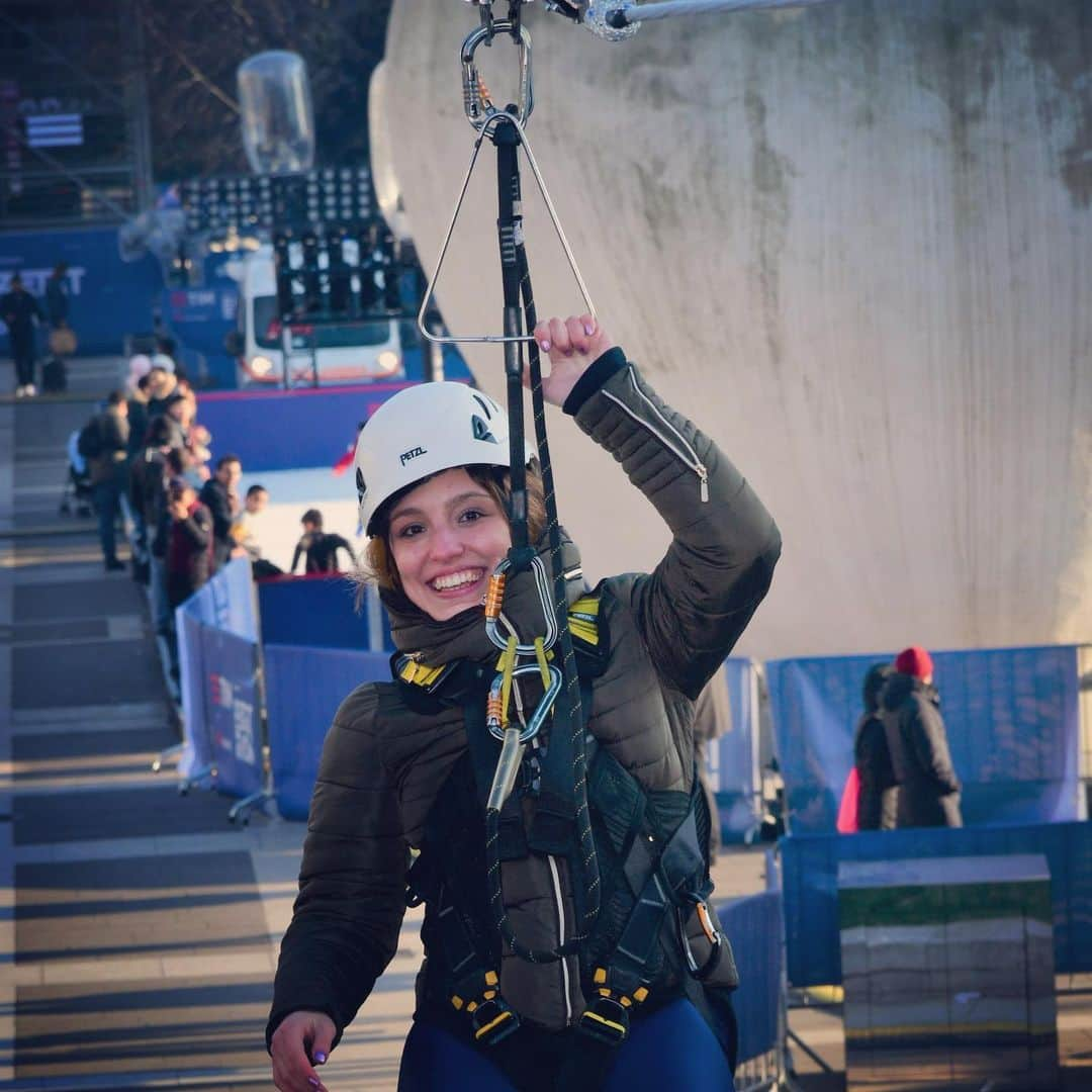 ジャダ・ルッソさんのインスタグラム写真 - (ジャダ・ルッソInstagram)「Zipline🤪 #tim#timsensation#6genuary20#centralstation#milan#apple#icerink#breacktime 😎」1月8日 21時10分 - r_giadina