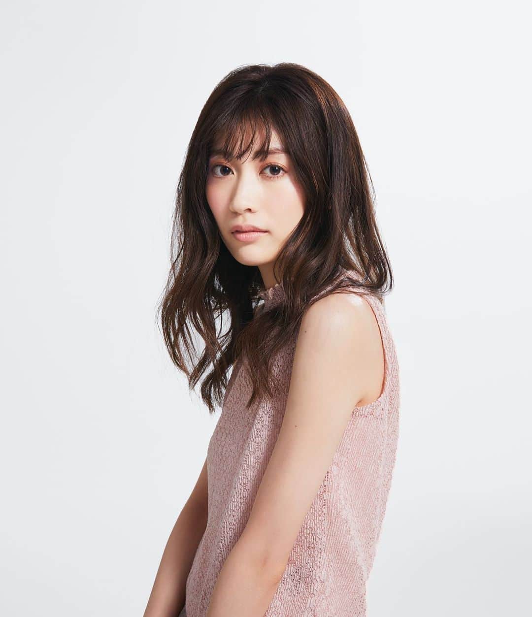 のインスタグラム：「2020年突っ走るぜ〜〜 撮影 @naokitamenaga  ヘアメイク @tona.y  #作品撮り #榊原美紅」