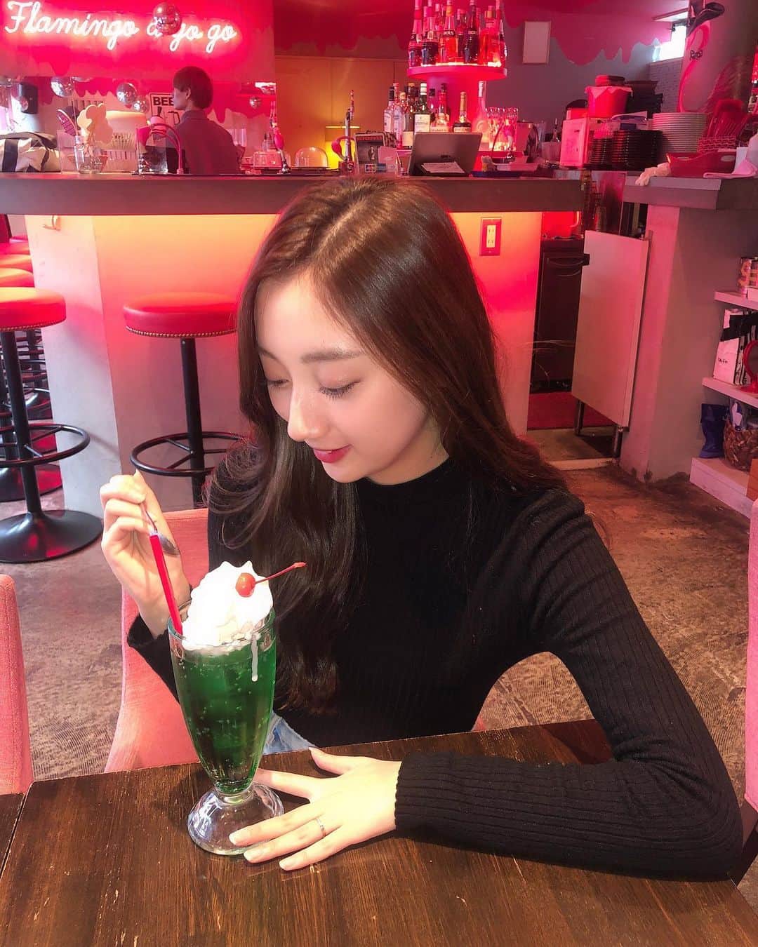 のインスタグラム：「アイスが溶けてきちゃた😂💚 #tokyo #japan #selfie #shibuya  #셀스타그램 #데일리록 #오오티디 #코디 #일본  #팔로우 #00년생 #19살 #20살 #카페스타그램 #카페 #フラミンゴ #クリームソーダ #カフェ #インスタ映えカフェ」