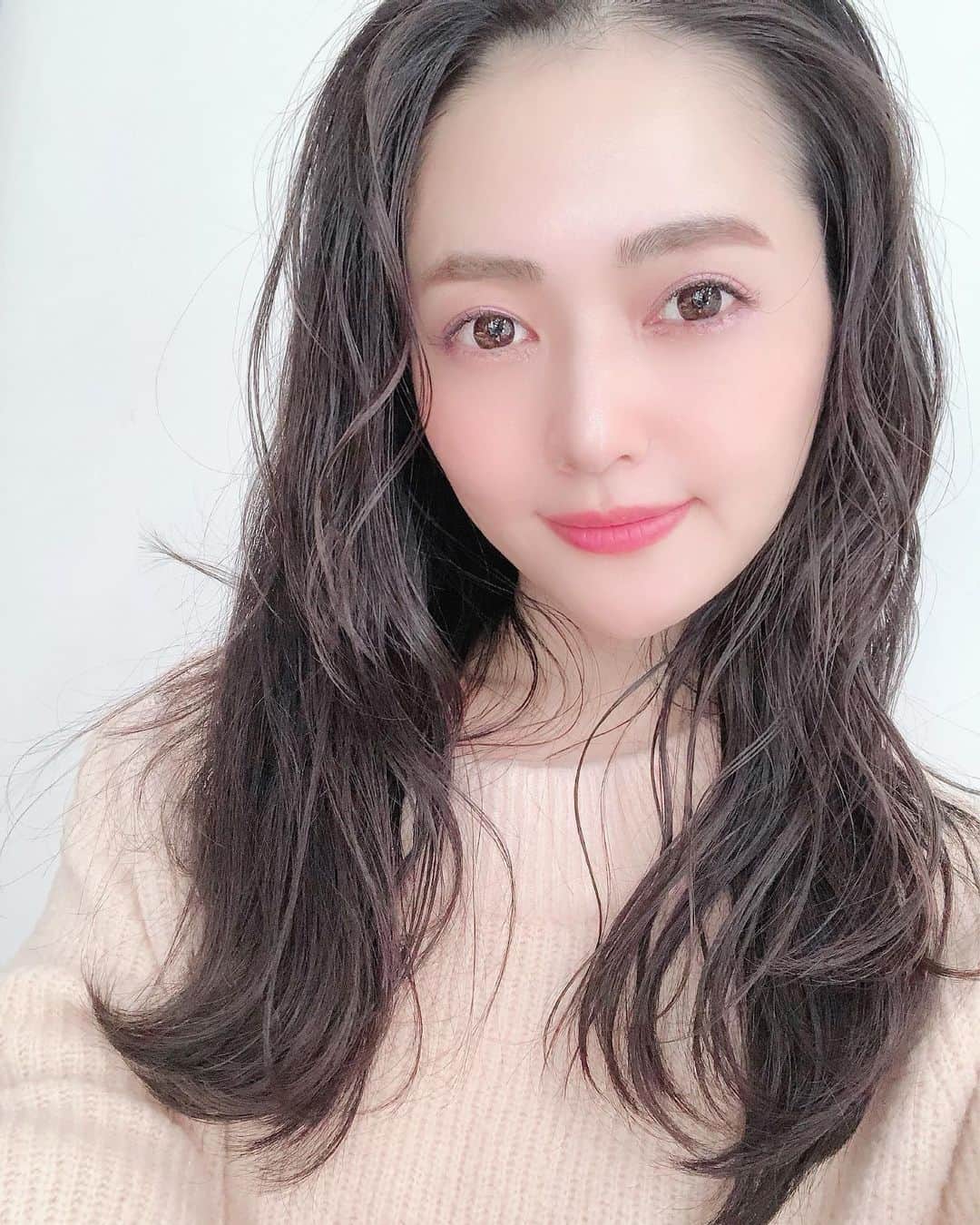 のインスタグラム：「明けましておめでとうございます㊗️ 2020年もどうぞよろしくお願い申し上げます🙇‍♀️ 今年はメイクとかファッションにもっと真剣に興味を持つ事と旦那さんにもうちょっと優しくすること 引き続きおチビと猫達を全力で愛することを頑張りたいなと  相変わらず目標設定が低めな私ですが 本年も初詣で大吉をひかせて頂きました💖  まぁぼちぼちやけどあんじょうやらしてもらいまっさー😊💕 おっきがーるに！！！ #CV小づえ師匠」
