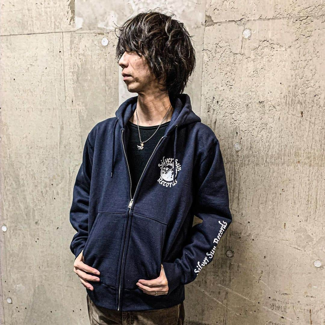 Nothing’s Carved In Stoneさんのインスタグラム写真 - (Nothing’s Carved In StoneInstagram)「【着用写真】﻿ Silver Sun Records ZIPパーカー(黒/紺)﻿ SIZE：S / M / L / XL  5,500円（大喜多 L着用）﻿ ﻿ Silver Sun Recordsグッズの新商品となります。﻿ ぜひチェックしてみてください。﻿ ﻿ ・1月9日(木)Zepp Tokyo ※SOLD OUT﻿ ・1月11日(土)Zepp Fukuoka﻿ ・1月13日(月祝)仙台Rensa ※SOLD OUT﻿ ・1月17日(金)Zepp Nagoya﻿ ・1月18日(土)Zepp Osaka Bayside﻿ ﻿ チケット等、詳細はオフィシャルサイトをご覧ください﻿ ﻿ #nothingscarvedinstone #ナッシングス #ncis #silversunrecords #byyourside」1月8日 21時18分 - nothingscarvedinstone