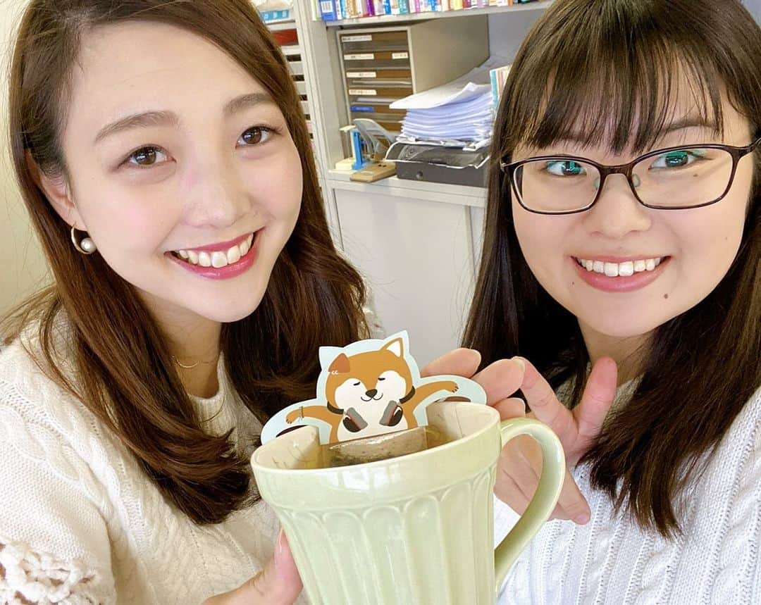 清水玲さんのインスタグラム写真 - (清水玲Instagram)「・ ・  年始の『おはよう！ニュースキャッチ』を カバーしてくれた宮本アナウンサーに 東京のお土産を買ってきたのですが… ・ ・  写真の真ん中を見てください！！ ハチ公 と 紅茶をかけて 《ハチ紅茶》です🐶☕️ ・ ・  お風呂に入ってるみたいで可愛い〜〜ですよね🥰 宮本アナウンサーも気に入ってくれたみたいでよかったです♡♡♡ ・ ・ ・  ２０２０年最初の同期ツーショットでした👭 ・ ・  #宮崎#宮崎放送#mrt#アナウンサー#同期#東京#お土産#ハチ公#紅茶#🐕」1月8日 21時20分 - mrt.shimizu