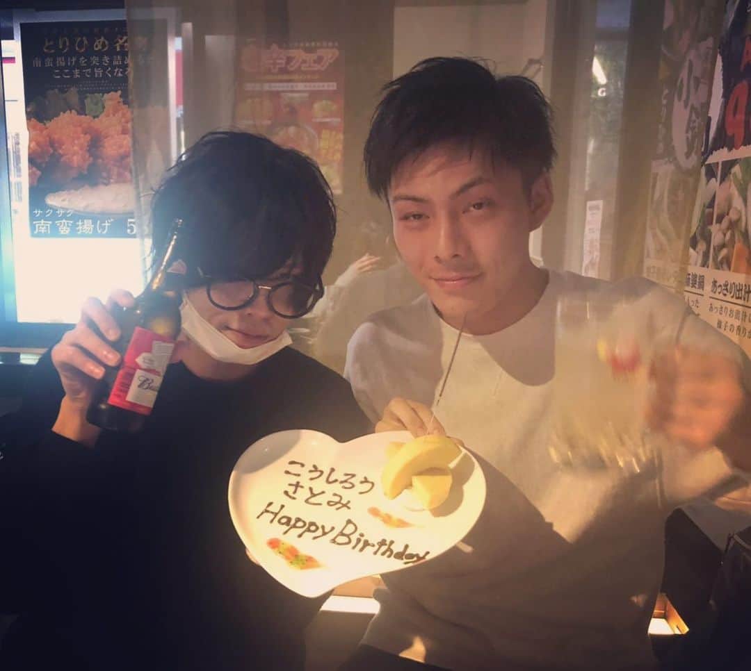 哲視のインスタグラム：「高校生の時に始めたバンドのボーカルとは誕生日がまさかの一日違いなんですよね🎂 昨日は地味サプライズにびっくり。 俺はジミーペイジと同じ日に産まれたのでいつかはレスポールを持たなきゃいけないんじゃないかって使命感を持っています。（使命感）  #誕生日サプライズ #誕生日 #happybirthday #俺」