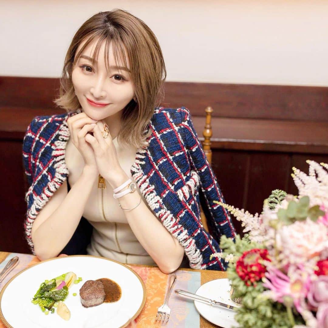 JUNKO（飯田順子）さんのインスタグラム写真 - (JUNKO（飯田順子）Instagram)「素敵な伝統あるレストランでした🍽🥰 ・ いただいた@sayuri_tsuneishi さんのお花💐とともに📸 ・ #クレッセント #歴史あるレストラン」1月8日 21時23分 - jun__ko_
