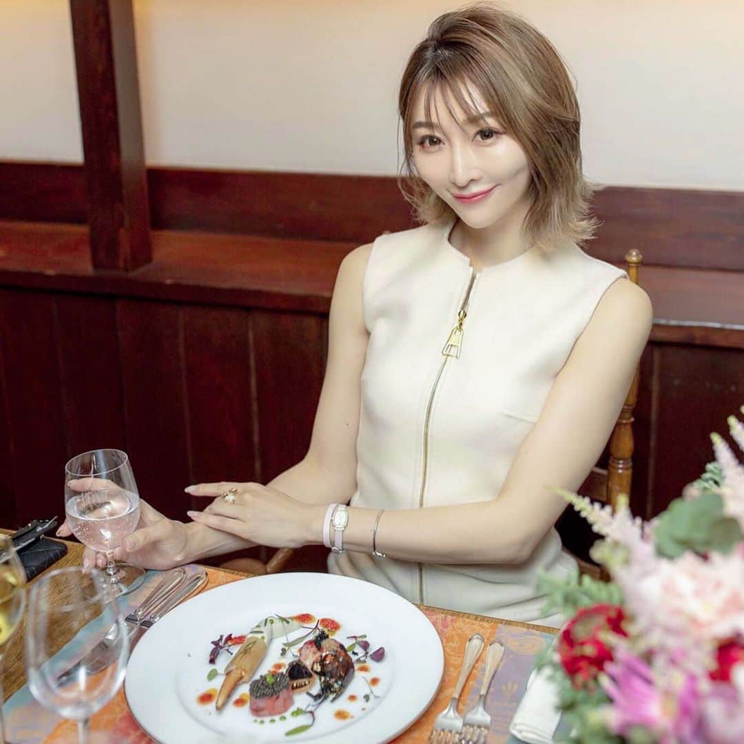 JUNKO（飯田順子）さんのインスタグラム写真 - (JUNKO（飯田順子）Instagram)「素敵な伝統あるレストランでした🍽🥰 ・ いただいた@sayuri_tsuneishi さんのお花💐とともに📸 ・ #クレッセント #歴史あるレストラン」1月8日 21時23分 - jun__ko_