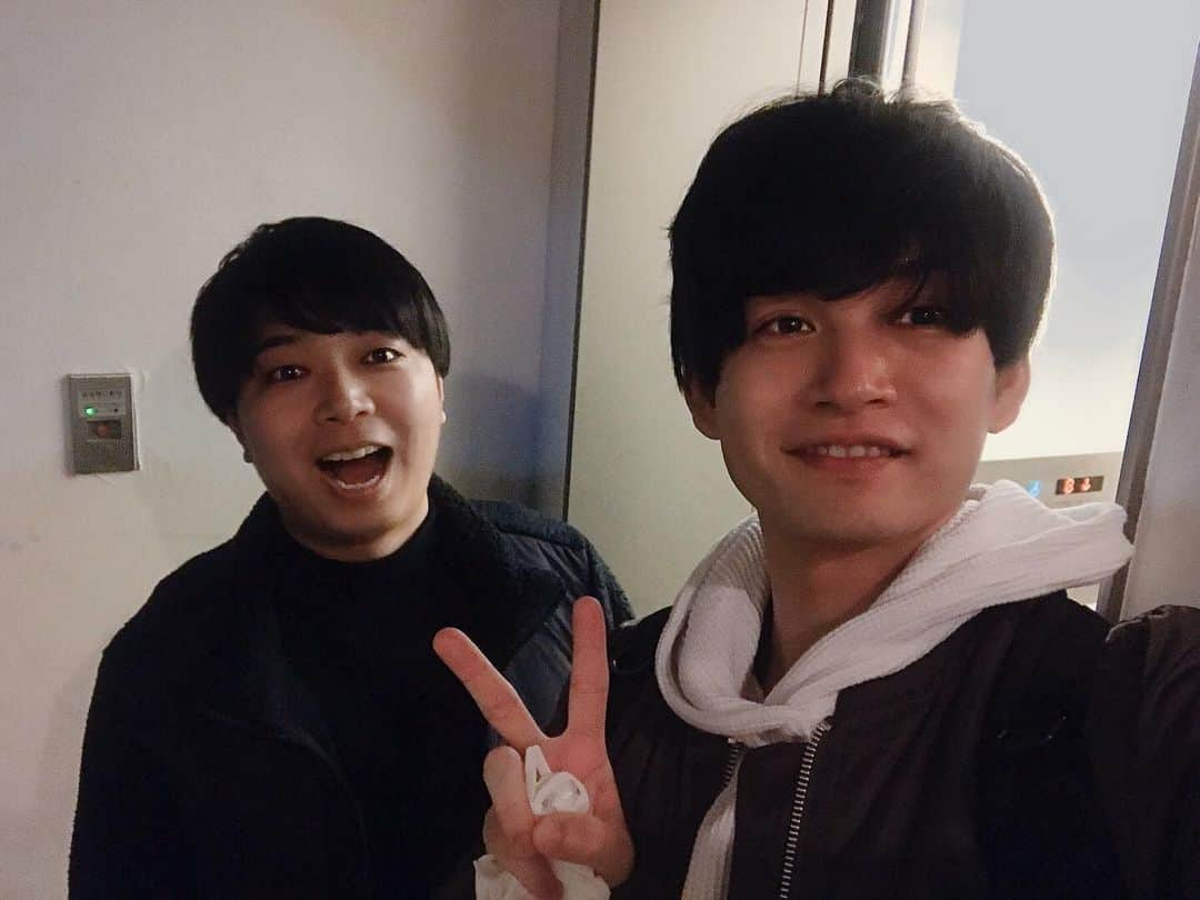 坂口和也さんのインスタグラム写真 - (坂口和也Instagram)「マナティブイこと、マナティさんと新年会してきました😆 マナティの居残り配信？から色んなところでずっとご飯しましょー🍽って言ってたのがやっと実現しました😊 お忙しい中ありがとうございます✨ またいきましょー🎉 DQXの話はもちろん、プライベートの濃い〜〜話も色々して元気貰いました🙆‍♂️ そして、15日の超DQXTVもよろしくお願いします‼️🎮 あれ？マナティ名前なくない？？笑  #DQX #DQ10 #DQXTV #俳優 #役者 #Vジャンプ #マナティブイ #居残り部屋 #僕は #お仕置き部屋 #もはや #懐かしい」1月8日 21時33分 - kazunari_sakaguchi