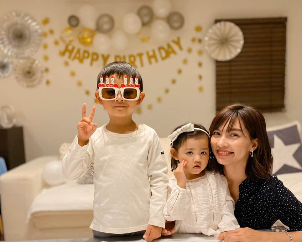 黒宮ニイナさんのインスタグラム写真 - (黒宮ニイナInstagram)「お誕生日写真の続き🥰 毎年、息子と娘のお誕生日パーティーは家でやってるから段々ネタが尽きてるけど2人の喜ぶ顔が見たくて飾り付け🎈もケーキ🎂も色々試行錯誤しながらパーティープランナーにでもなった気分で準備するの楽しい〜😆💓 風船に空気入れしてるときに邪魔が入ったりして、なかなか進まないときもあるけど、何歳くらいまで喜んでくれるかなぁ😄  お正月休みで私の母も来ていたので子ども達の笑顔見せられて良かった💜 パパもいい写真をたくさん撮ってくれ腕上げたかな🤔カメラがいいだけか😋笑  また来年も元気にお祝いできますように🎉❤️ #お誕生日パーティー #お誕生日会 #おうちパーティー #ハッピーバースデー #2歳Birthday #2歳女の子 #2人育児 #3歳差育児 #3歳差兄妹 #ママ #女の子ママ #男の子ママ #5歳男の子 #mama #mamalife #2kidsmom」1月8日 21時40分 - niina_pilates0827