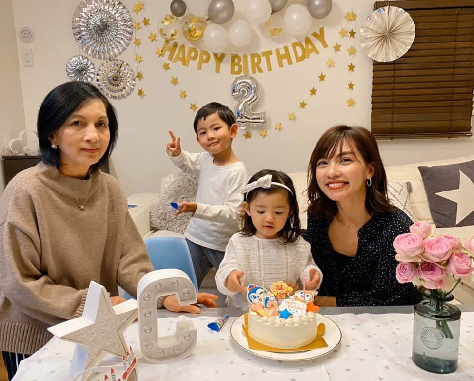 黒宮ニイナさんのインスタグラム写真 - (黒宮ニイナInstagram)「お誕生日写真の続き🥰 毎年、息子と娘のお誕生日パーティーは家でやってるから段々ネタが尽きてるけど2人の喜ぶ顔が見たくて飾り付け🎈もケーキ🎂も色々試行錯誤しながらパーティープランナーにでもなった気分で準備するの楽しい〜😆💓 風船に空気入れしてるときに邪魔が入ったりして、なかなか進まないときもあるけど、何歳くらいまで喜んでくれるかなぁ😄  お正月休みで私の母も来ていたので子ども達の笑顔見せられて良かった💜 パパもいい写真をたくさん撮ってくれ腕上げたかな🤔カメラがいいだけか😋笑  また来年も元気にお祝いできますように🎉❤️ #お誕生日パーティー #お誕生日会 #おうちパーティー #ハッピーバースデー #2歳Birthday #2歳女の子 #2人育児 #3歳差育児 #3歳差兄妹 #ママ #女の子ママ #男の子ママ #5歳男の子 #mama #mamalife #2kidsmom」1月8日 21時40分 - niina_pilates0827