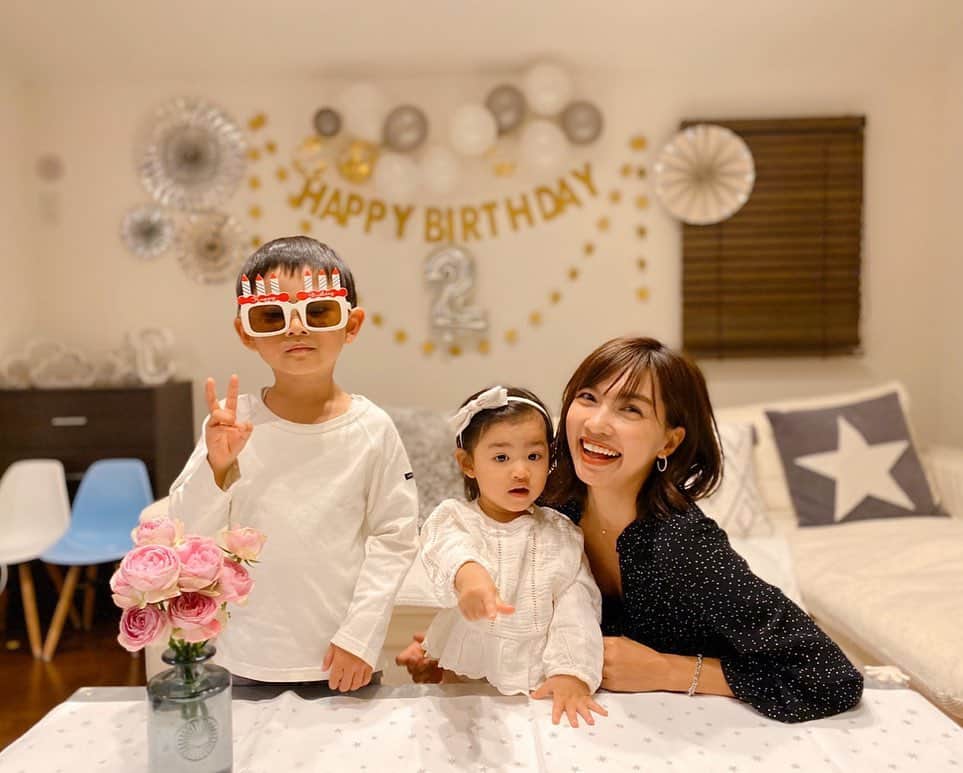 黒宮ニイナのインスタグラム：「お誕生日写真の続き🥰 毎年、息子と娘のお誕生日パーティーは家でやってるから段々ネタが尽きてるけど2人の喜ぶ顔が見たくて飾り付け🎈もケーキ🎂も色々試行錯誤しながらパーティープランナーにでもなった気分で準備するの楽しい〜😆💓 風船に空気入れしてるときに邪魔が入ったりして、なかなか進まないときもあるけど、何歳くらいまで喜んでくれるかなぁ😄  お正月休みで私の母も来ていたので子ども達の笑顔見せられて良かった💜 パパもいい写真をたくさん撮ってくれ腕上げたかな🤔カメラがいいだけか😋笑  また来年も元気にお祝いできますように🎉❤️ #お誕生日パーティー #お誕生日会 #おうちパーティー #ハッピーバースデー #2歳Birthday #2歳女の子 #2人育児 #3歳差育児 #3歳差兄妹 #ママ #女の子ママ #男の子ママ #5歳男の子 #mama #mamalife #2kidsmom」