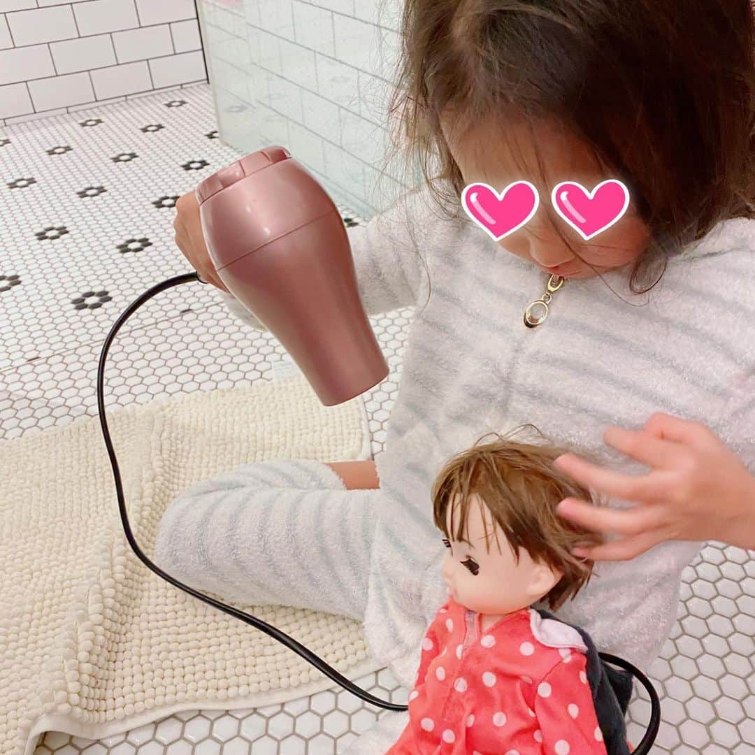 藤本美貴さんのインスタグラム写真 - (藤本美貴Instagram)「お人形をお風呂に入れてあげてクリームも塗って髪を乾かす娘♡ お母さんになる準備は万端です！笑  #お人形」1月8日 21時44分 - mikittyfujimoto