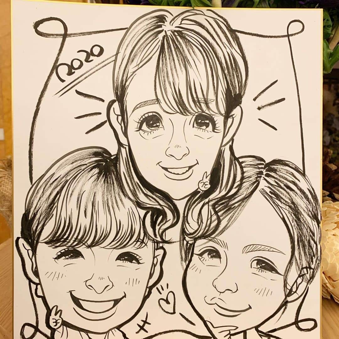 岡野綾夏さんのインスタグラム写真 - (岡野綾夏Instagram)「#三姉妹 #似顔絵 . 結婚式でゲストの似顔絵を描いてくれる 新しいセレモニー❤️ . 司会の私のことも、 似顔絵師さんが 描いてくださいました🤗 . その場で描くことも 写真を見せて描いてもらうことも できるんだよ〜😍 . めっちゃ似てて嬉しかった🌸 美化してくれてる笑 . 3枚目は 次女が嬉しそうにインスタに 上げてくれたよ😘 仲良しでええこっちゃ🍀 . #岡野家 #三姉妹 #私は長女 #三姉妹の実写は #インスタにいっぱい載せてます #よかったら見てね😚 . #九州舞台 #きゅうしゅうぶたい #似顔絵セレモニー #結婚式 #演出 #セレモニー #かなりオススメ」1月8日 21時45分 - ayaka.o531