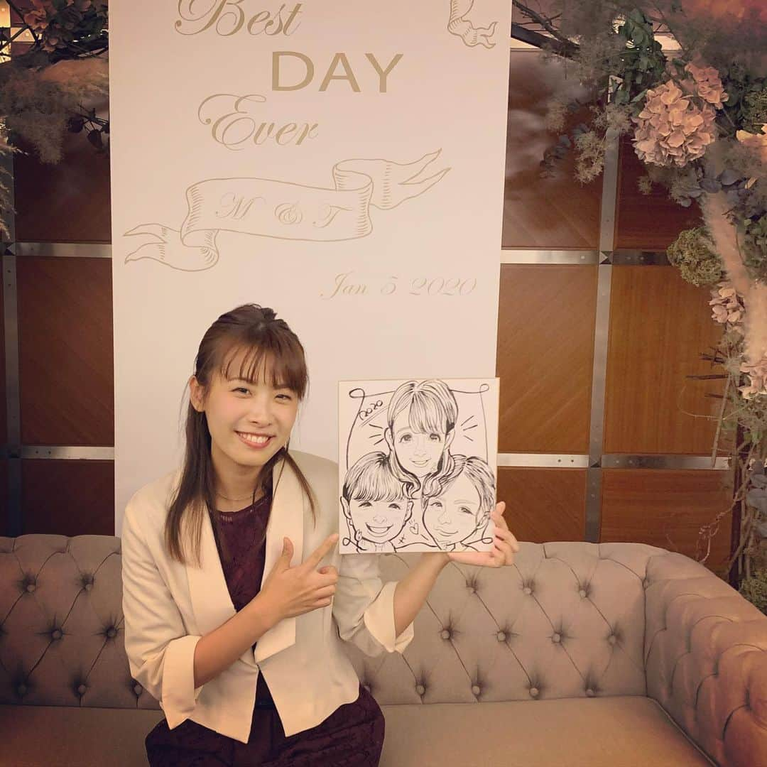 岡野綾夏さんのインスタグラム写真 - (岡野綾夏Instagram)「#三姉妹 #似顔絵 . 結婚式でゲストの似顔絵を描いてくれる 新しいセレモニー❤️ . 司会の私のことも、 似顔絵師さんが 描いてくださいました🤗 . その場で描くことも 写真を見せて描いてもらうことも できるんだよ〜😍 . めっちゃ似てて嬉しかった🌸 美化してくれてる笑 . 3枚目は 次女が嬉しそうにインスタに 上げてくれたよ😘 仲良しでええこっちゃ🍀 . #岡野家 #三姉妹 #私は長女 #三姉妹の実写は #インスタにいっぱい載せてます #よかったら見てね😚 . #九州舞台 #きゅうしゅうぶたい #似顔絵セレモニー #結婚式 #演出 #セレモニー #かなりオススメ」1月8日 21時45分 - ayaka.o531