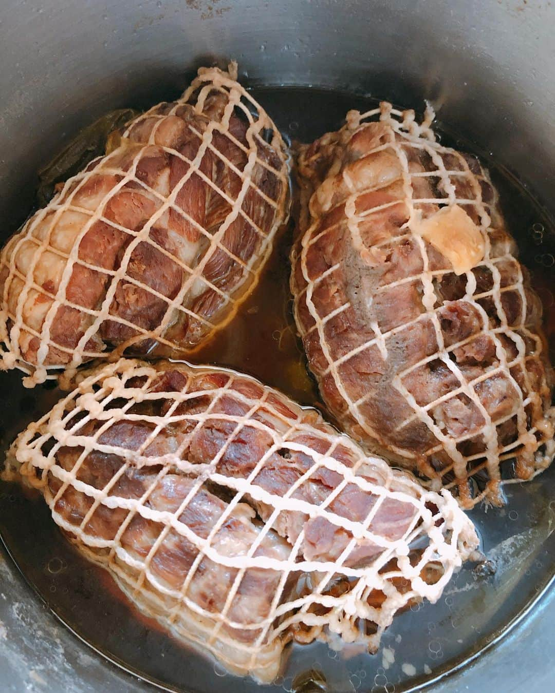 佐藤弥生さんのインスタグラム写真 - (佐藤弥生Instagram)「' 焼き豚  焼豚は沢山作って 夕食以外は 薄くスライスして 🍜ラーメン用 端っこは焼き飯、炒飯用に小分けにして 冷蔵庫に保存して使ってます #焼き豚#焼豚#コストコ#ラーメン#焼き飯#炒飯#小分け冷凍#コストコ行きたい#yayoscooking#model#modellife」1月8日 21時47分 - yayoyayo_s