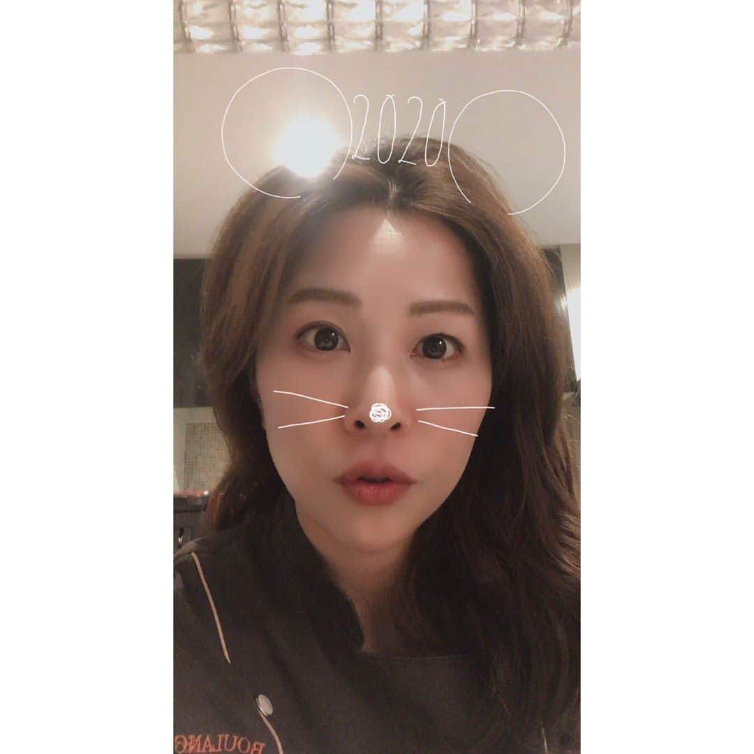 藤井日菜子のインスタグラム：「あけまして☀️ おめでとうございま🐭 って、もう一週間過ぎてた💦 毎日あっという間に過ぎていきますが、2020年は自分のための時間も少し作って感性を磨き中身を肥やしていきたいです😊 仕事もプライベートも何でも笑いと喜びを注ぎ込もう💖皆様今年もよろしくお願い致します🤲  #藤井日菜子 #2020年の初ご挨拶 #ねずみどし #ねずみ顔してみたよ#できてるのか#もう眠い#おやすみなさいませ#ヤマダのコック服」