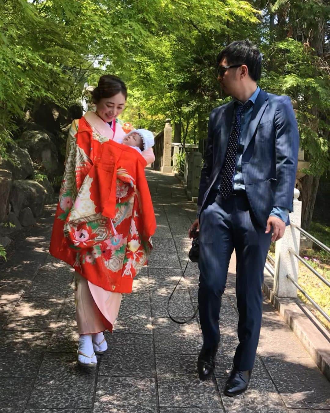 Keikooooooのインスタグラム：「新年明けましておめでとうございます⛩ 今年もよろしくお願い申し上げます！ 健やかで笑顔いっぱいの年になりますようにー🥰🌟 . 写真は、半年以上前のお宮参りの時の🤣 お着物がお正月ぽいかなぁと🤣🎍 太った身体をちょうどよく隠してくれる 着物に助けられました👌 #隠せれてないか。 #顔がパンパン笑。 2019.5.25（ちょうど生後1ヶ月の時の写真） . #お正月 #2020 #お宮参り #新年 #不洗観音寺 #女の子ママ」