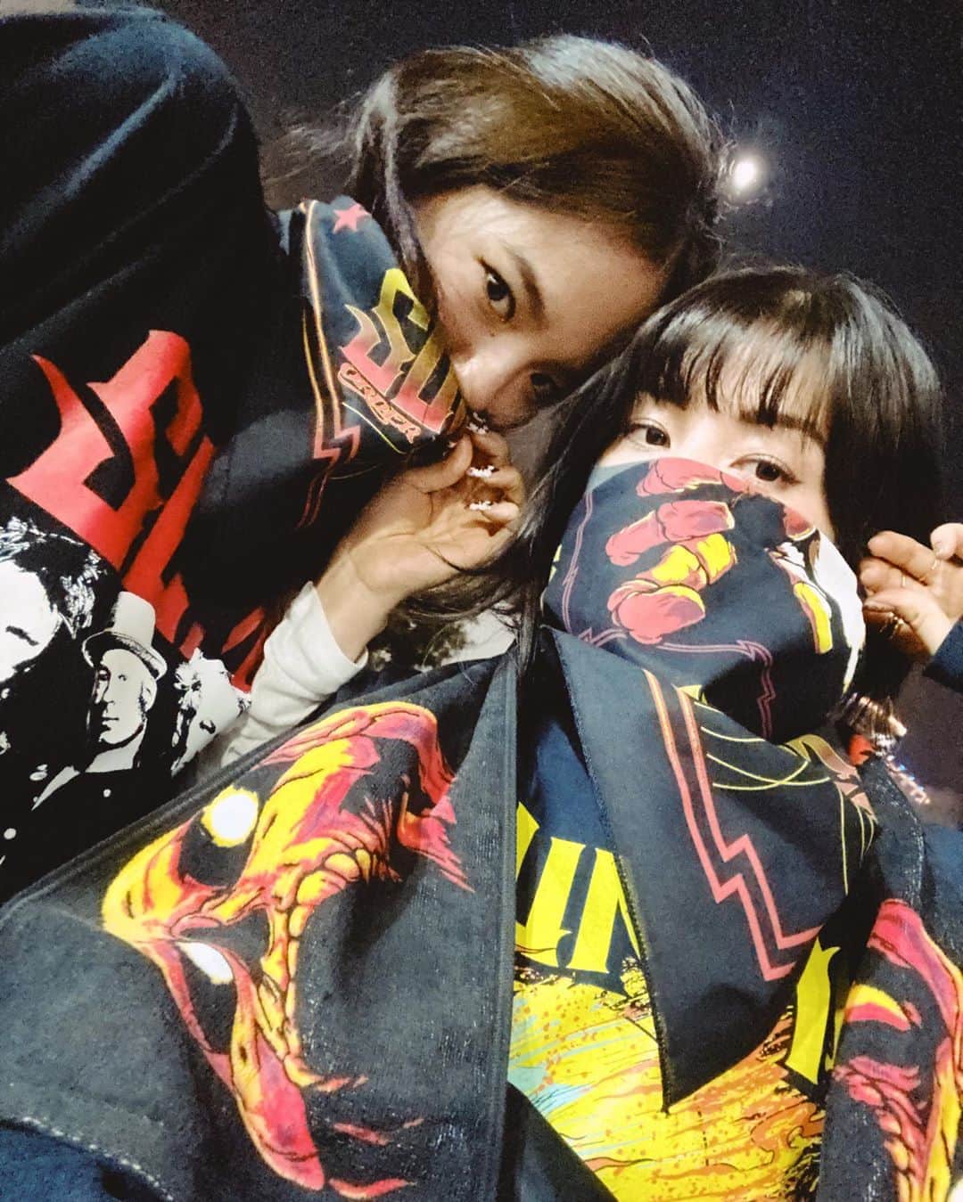仲里依紗のインスタグラム：「. 2020LIVEはじめはSUM41☠️ . . もみくちゃで筋肉痛がさらに筋肉痛になりそうだよ😂笑 . @nasup ちゃん 付き合ってくれて ありがとう😂❤️w .」