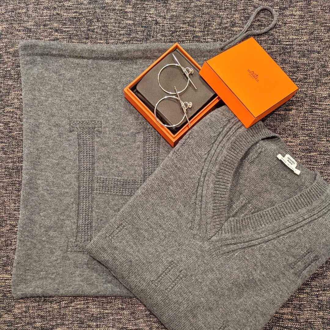 のインスタグラム：「. 載せそびれていた去年の購入品🍊 ニットもピアスも長く使えそうなデザイン。Simple is the best🧡 年末の質問箱で購入品載せてほしい！というお声をいただいたので、今年はブツ撮り頑張ります💕 . . #hermes #fashion #ayumi_y_ootd #エルメス #購入品」