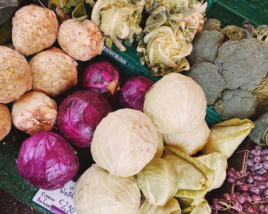 STIL IN BERLINのインスタグラム：「Ich begegne zunehmend Menschen, Tourist_innen sowie Einheimischen, die so großartiges über die Berliner Food Szene lesen und sich dann wundern, wenn die durchschnittliche Qualität immer noch eher … schwierig ist. Weder kannst du in irgendeine Bäckerei reinlaufen und erwarten, dass die Brötchen gut und handgemacht sind. Noch funktioniert es, sich spontan ein Restaurant fürs Abendessen um die Ecke auszusuchen. Gerade die Läden an schönen Orten (am Kanal, im Park, mit Ausblick) servieren eher unterdurchschnittliche Speisen. Und auch wenn man an den besonders gehypten Orten gerade am Wochenende gern mal eine Stunde ansteht, ist das Erlebnis doch überraschend oft eher durchschnittlich. Immer mehr Neulinge ziehen heute (gezwungenermaßen) in Bezirke wie Spandau, Lichtenberg oder Lankwitz und wundern sich, dass diese Kieze noch keine Läden hervorgebracht haben, die ihre hohen Erwartungen erfüllen. Was ist da los?  #Berlin verkauft sich selbst als eine Stadt mit einer energetischen und aufregenden Food Szene, denn das stimmt auch. Es ist aber eine sehr neue Entwicklung – der derzeitige Hype ist so jung und die Szene klein. Die Markthalle Neun, die für viele das Zentrum dieser neuen Foodie Entwicklung ist, gibt es in der derzeitigen Konzeption gerade mal sieben Jahre. Was viele übersehen sind all die Restaurants, die es nicht schaffen. Zwischen den paar guten und den vielen, vielen enttäuschenden klafft eine große Lücke, das heißt: der Durchschnitt ist in der Regel eher geht so. Die meisten Orte, die ich besuche, schaffen es nicht auf meine Karte und das gilt für solche die es schon ewig gibt genauso wie für den neuesten Brunch-Schuppen.  Das hier ist aber nun kein Rant darüber, wie schlecht Essen in Berlin sein kann, sondern mir geht es darum zu klären, warum die Situation hier so ist, wie sie ist. Und dabei geht es mir nicht einmal um die Servicekultur (oder besser, das Fehlen einer solchen), sondern um die strukturellen Gründe. Essen spiegelt ein Land, seine Geschichte(n), Politik und Eigenheiten wider, und man kann eine Menge über einen Ort lernen, wenn man die kulinarischen Gepflogenheiten betrachtet.  In voller Länge auf #stilinberlin.de . #foodinberlin #berlinfood」