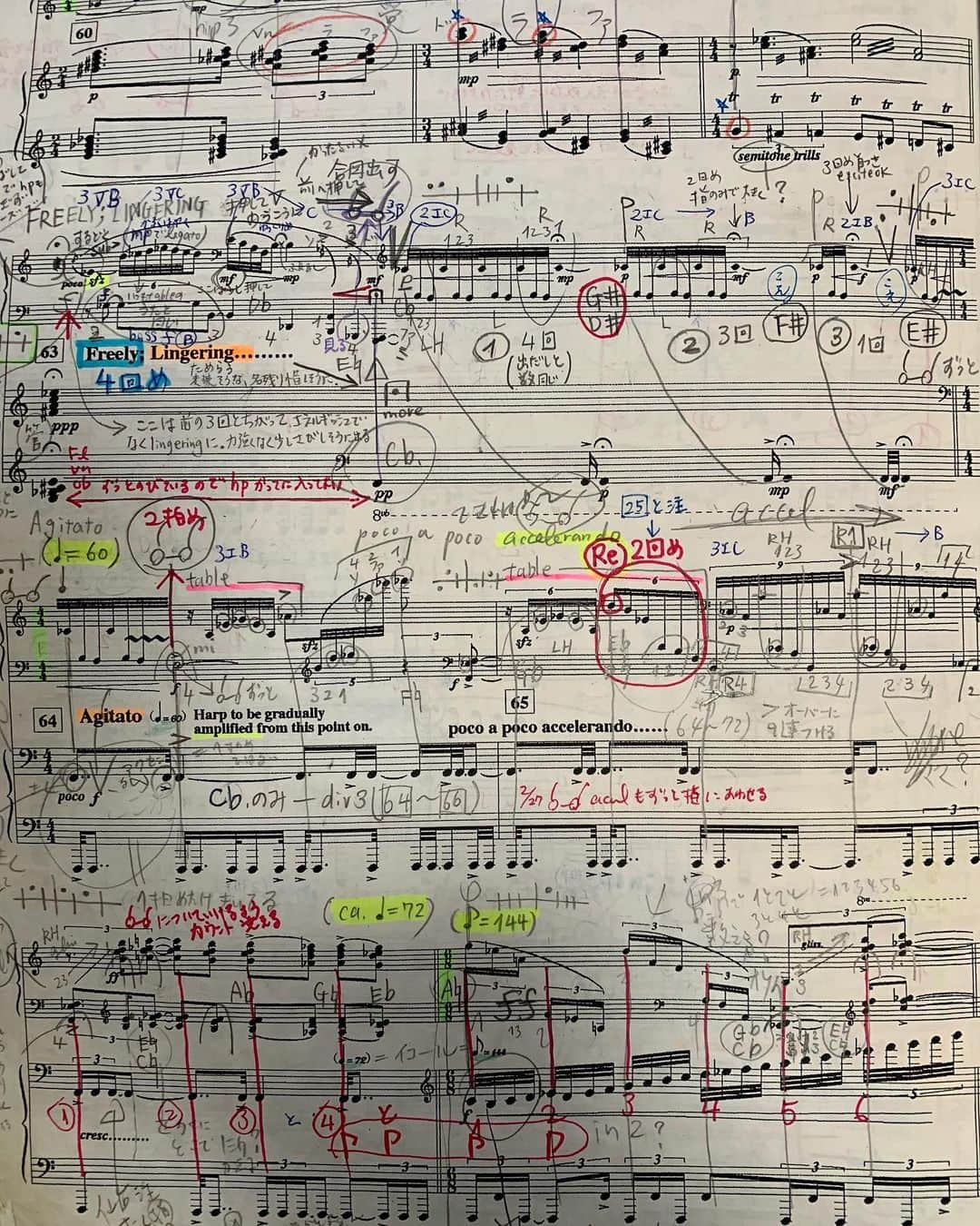 松岡みやびさんのインスタグラム写真 - (松岡みやびInstagram)「#断捨離 Musical scores that I practiced for competitions when I was a student. 年末年始、楽譜を数百冊捨てた。 ✴︎ 学生時代。1日8時間練習していた頃。 コンクールの課題曲を勉強するために、 炊飯器とハープをもって 母と世界中をまわった青春時代。 母が空港でレンタカーを借りて 外国の先生方の家の近くの戸建てに泊まってレッスンを受けていた。 ✴︎ 楽譜には、母の字でたくさんのメモが残されていた。 どの曲も11種類ずつ楽譜がある。 保管用 私の練習メモ用 母のメモ用 日本の先生のレッスン用 フランスの先生のレッスン用 アメリカの先生のレッスン用 ドイツの先生のレッスン用 ロシアの先生のレッスン用 カナダの先生のレッスン用 イタリアの先生のレッスン用 各先生方の教えをまとめた本番用 ✴︎ 1、2枚め写真の楽譜は… #マリーシェーファー #ハープ協奏曲 カナダの作曲家の新作を #仙台フィルハーモニー管弦楽団  と日本初演したのは、大学生のとき。 カナダから作曲家ご本人も来てくださり、貴重なアドバイスを頂いた。 メロディーのない前衛作品を40ページにわたって暗譜しなければいけないプレッシャー。 ドビュッシーアラベスクや教本のジュピターなど、たった3分間覚えるだけでも大変なのに、これは一曲30分かかる。 もし主役の私が舞台で失敗して、伴奏してくださるオーケストラの方々に迷惑をかけたら責任とって死のう！とまで決意して臨んだ。 ✴︎ 3枚めの写真は… #サルツェード #火花 ハープソロ曲。 たった8小節（約30秒）のあいだに足ペダルの半音操作が30回出てくる。 もはや、イジメだよね…これ覚えさせてミスしたら点数マイナスって、コンクールのシステム。 右足上下、左足下、右手下上下、左手下 一秒のあいだに両手両足をそれぞれ違う方向へ同時に動かさなければいけない。 十代の頃、こんな曲ばかり覚えて一音もミスすることなく弾いていたなんて人間の脳とはすごいものだ。（今はムリ） ✴︎ そんなことを思いながら… 片づけしているうちに これは、単なる掃除ではないのだと 気づいた。 一冊一冊にこめられた 色々な人たちとの記憶。 鮮やかに蘇ってくる記憶の整理。 ✴︎ 「世界の三位は負け。一位じゃないなら投資した一億円を返せ！」 と、母に怒られてから 20年以上。 私はこの楽譜棚を開けなかった。 錆び付いた茶色くなった紙を、 ふたたび触ってみるには勇気がいった。 ✴︎ 私がやりたかったのは大掃除ではなく、 過去の執着から解放されて ハープとの 新しい未来を作り上げていくこと なのかもしれない。 ✴︎ 16歳で日本のコンクールに優勝したとき 弾いた思い出の曲。 #ピエルネ #奇想的即興曲 30年ぶりに、今日弾いてみた。 練習しなくても指が勝手に動いた。 頭では全く思い出せないのに、 私の体はちゃんと覚えているんだね。 … 優勝したことでプロデビューできたと同時に 嫉妬によるイジメも始まった。 楽譜を破かれたり、ドレスを隠されたり…。 でも 怖いと思っていたコンクール曲を 今は楽しく弾くことができた。 今年のコンサートで、この曲を再チャレンジしてみようと思う。  過去のわたしへ。 ごめんね。 ありがとう。  #人生がときめく片づけの魔法  #近藤麻理恵 #100冊以上あった心理学の本も断捨離　 #片づけで人生が変わる  #ハープ #ミヤビメソード #松岡みやび #音楽 #心理カウンセラー #miyabimatsuoka #harp #music #miyabimethod」1月8日 21時58分 - miyabi_matsuoka