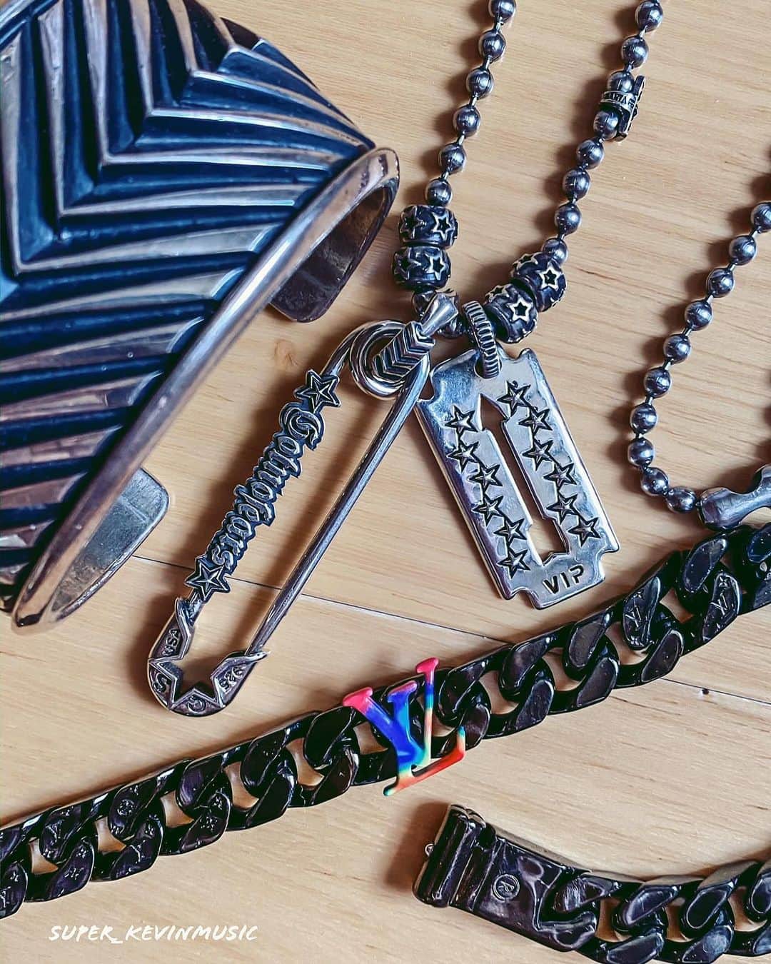 コディ サンダーソンのインスタグラム：「+Accessories+ @gotnofears_official @showlo collab pin and VIP pendant @codysandersondesigns」