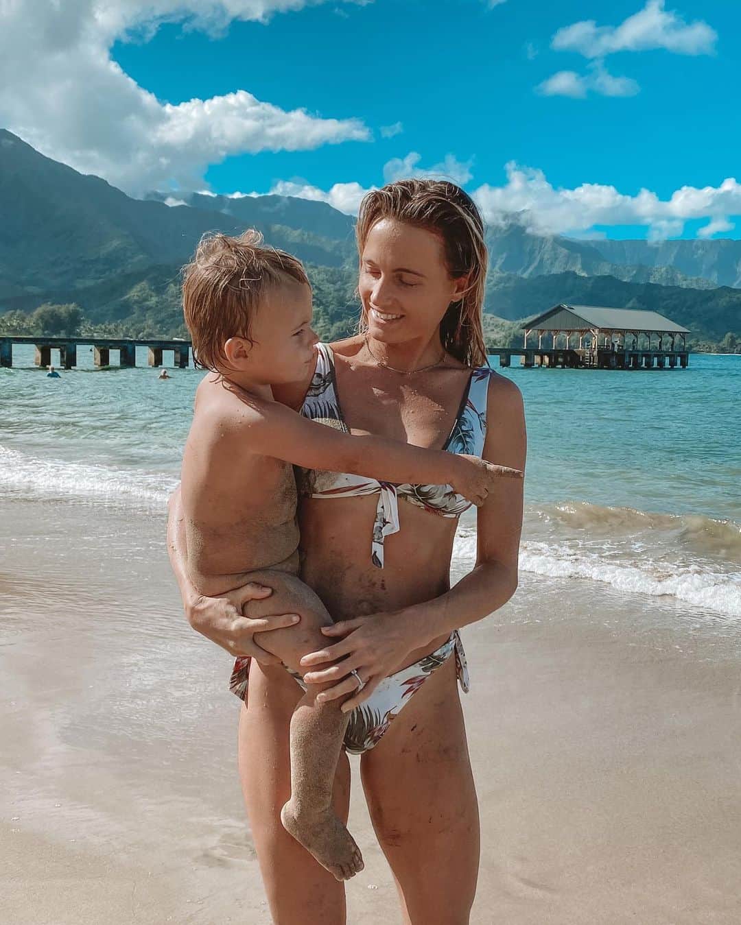 アラナ・ブランチャードのインスタグラム：「My 2 year old that is almost as big as me 🤣 stop growing please! #veganbaby」