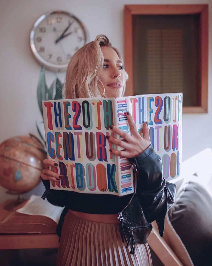 Kalyn Nicholsonのインスタグラム：「pssst... weekly vlog #2 is now up! ✨ there’s been a lot of brewing going on in my neck of the woods bringing about more dreamy collaborations like this one with kodak queen @zoealexandriah 📷 — keep a close eye on @allthingskoze to catch all the cozily caffeinated content that’s cooking up very soon」