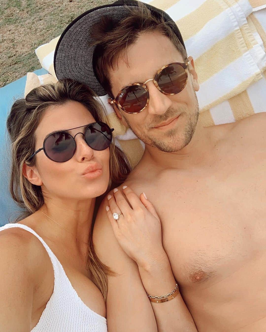 ジョジョ・フレッチャーのインスタグラム：「When you (in your mind) wanttttt to get a cute picture, but neither of you are reallyyy feeling it (and you can’t see a dang thing bc you’re blinded by the sun) so you take one and both say “ya that’s enough of that...” 😂☀️😎」
