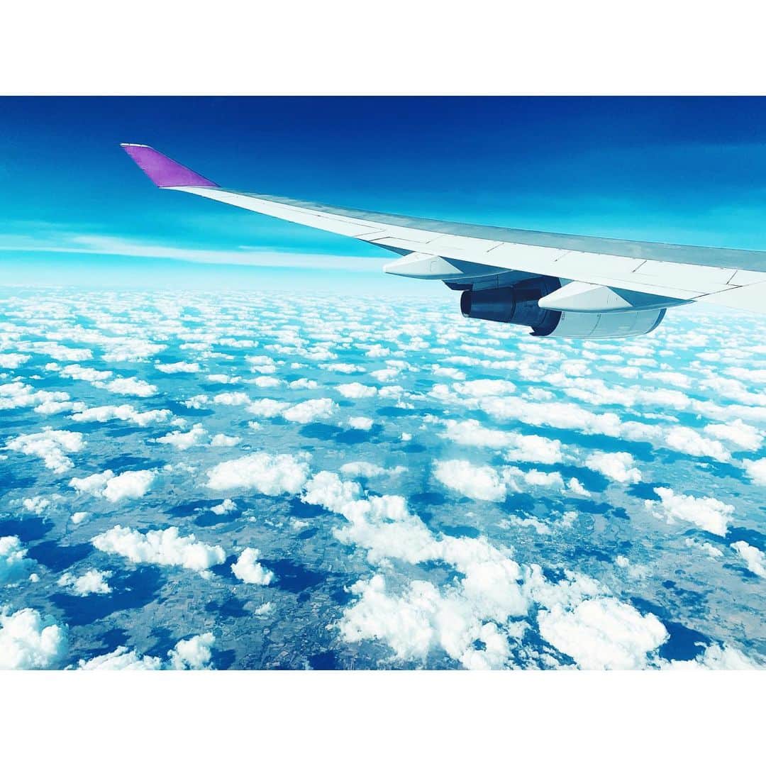 沙央くらまさんのインスタグラム写真 - (沙央くらまInstagram)「おはようございます  今日は早起き✈️ これは帰りの飛行機の写真。 雲の上にいるって楽しいw  飛行機苦手な方々いるよね。 わたしは飛行機好きです。 冒険をしている気持ちになる。  さて、今日はどんな1日になるかな？ ワクワク  #飛行機からの景色  #久々の海外旅行  #旅行好きな人と繋がりたい  #雲の上」1月9日 7時53分 - kurama_sao