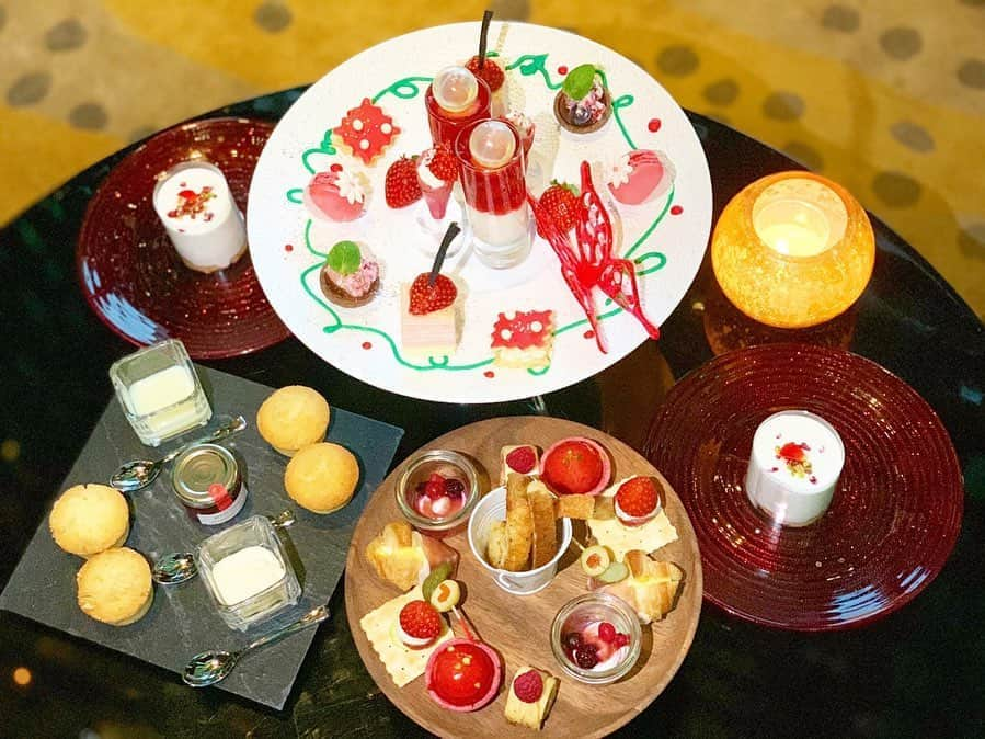 ちぃ Chiのインスタグラム：「昨日のイチゴのアフタヌーンティー🍓☕️ #ザプリンスギャラリー東京紀尾井町 #ザプリンスギャラリー紀尾井町 #プリンスギャラリー東京紀尾井町 #afternoontea #アフタヌーンティー #アフタヌーンティーのある暮らし #アフタヌーンティー好き #インスタ映え #映えスイーツ #下午茶 #蝶が舞うギャラリーアフタヌーンティー #galleryafternoontea #skygalleryloungelevita #苺 #苺のアフタヌーンティーセット #イチゴアフタヌーンティー #苺アフタヌーンティー #🍓 #strawberryafternoontea #スカイギャラリーラウンジレヴィータ #紀尾井町」