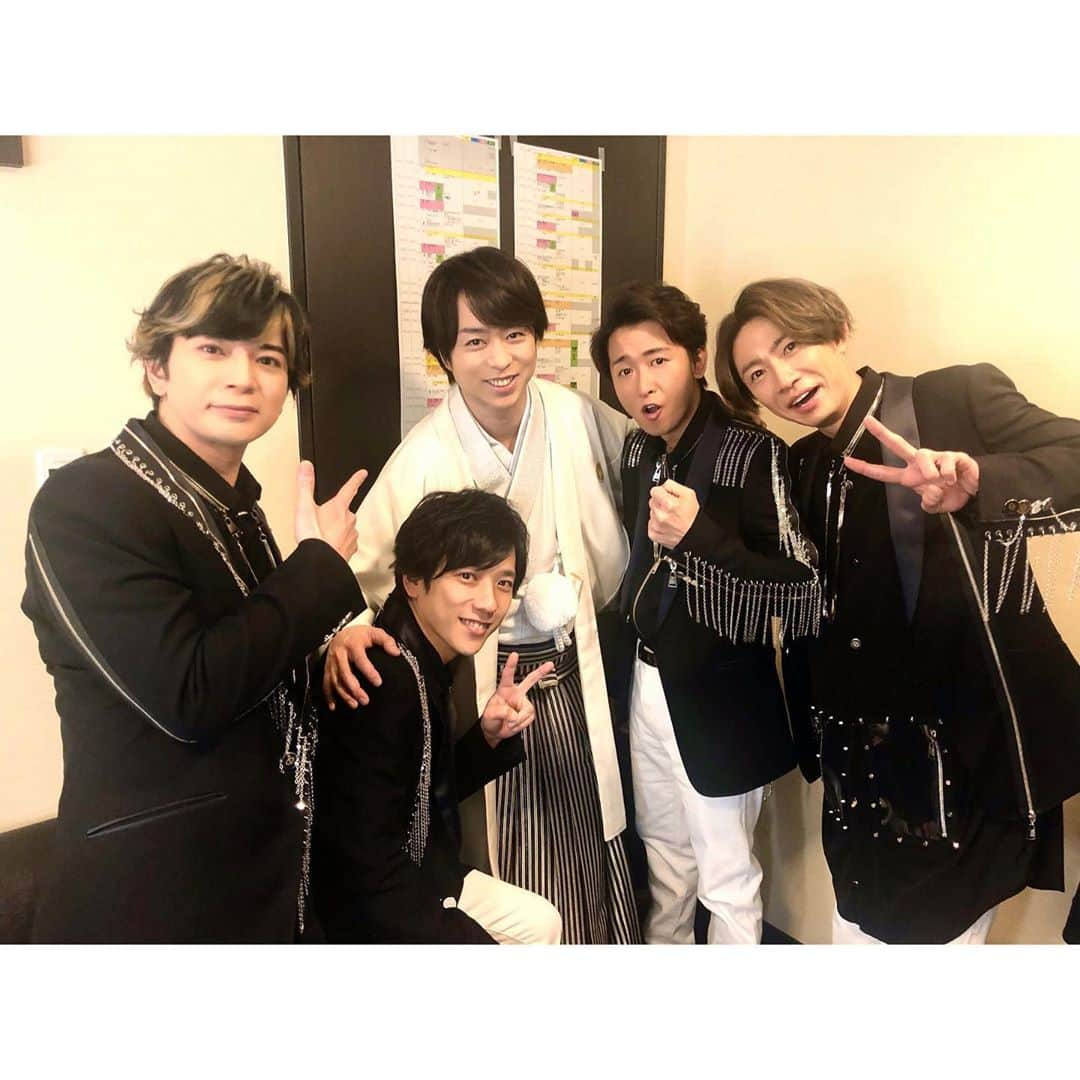 嵐（ARASHI）さんのインスタグラム写真 - (嵐（ARASHI）Instagram)「紅白本番前。一瞬だけ、5人一緒に。 Right before the “Red x White Music Festival (Kohaku)” went live.  Only for a brief moment...5 of us together.  #嵐 #ARASHI」1月9日 8時17分 - arashi_5_official