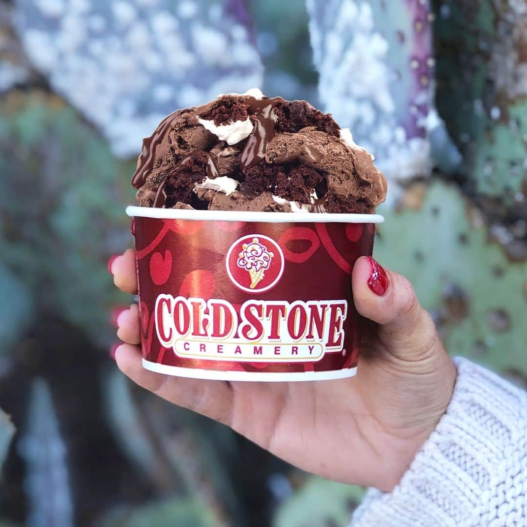 コールド・ストーン・クリーマリーのインスタグラム：「We’re falling for this Falling in Chocolate™ Creation. Enjoy Fudge Truffle Ice Cream with Brownie, Fudge and Whipped Topping 😍」