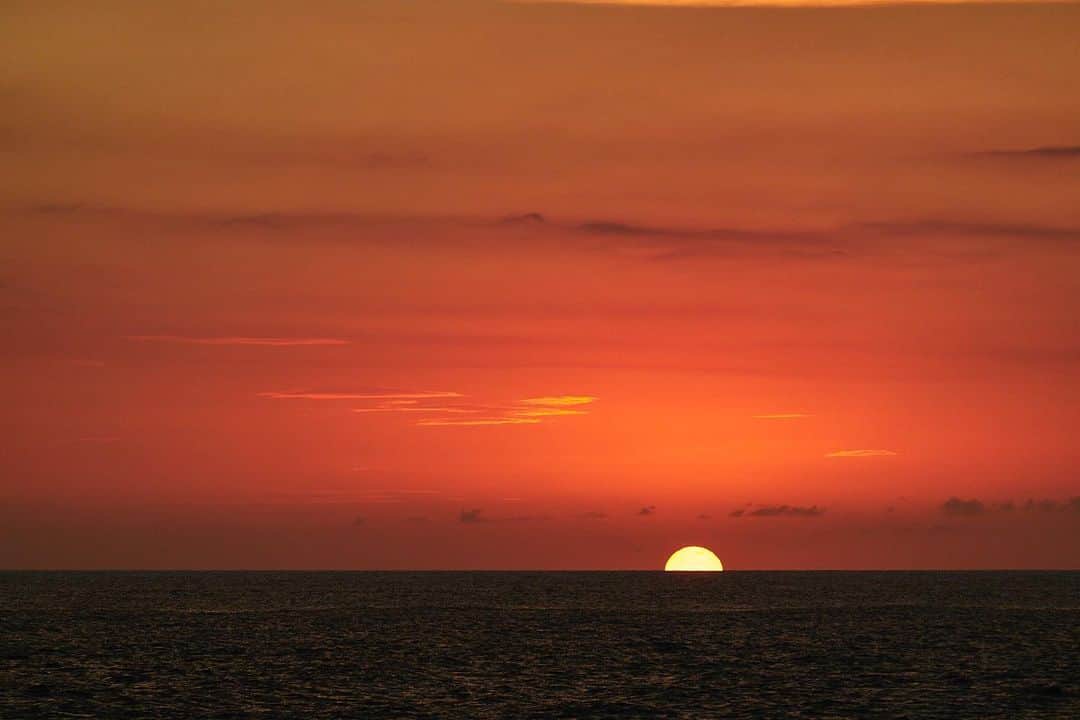 ジェローム・デュランのインスタグラム：「None but ourselves can free our minds... 🇯🇲🌅」