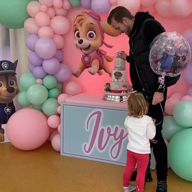 ハリー・ケインのインスタグラム：「Happy Birthday Ivy. 3 years old already! Love you princess 😍💖🥰💝」