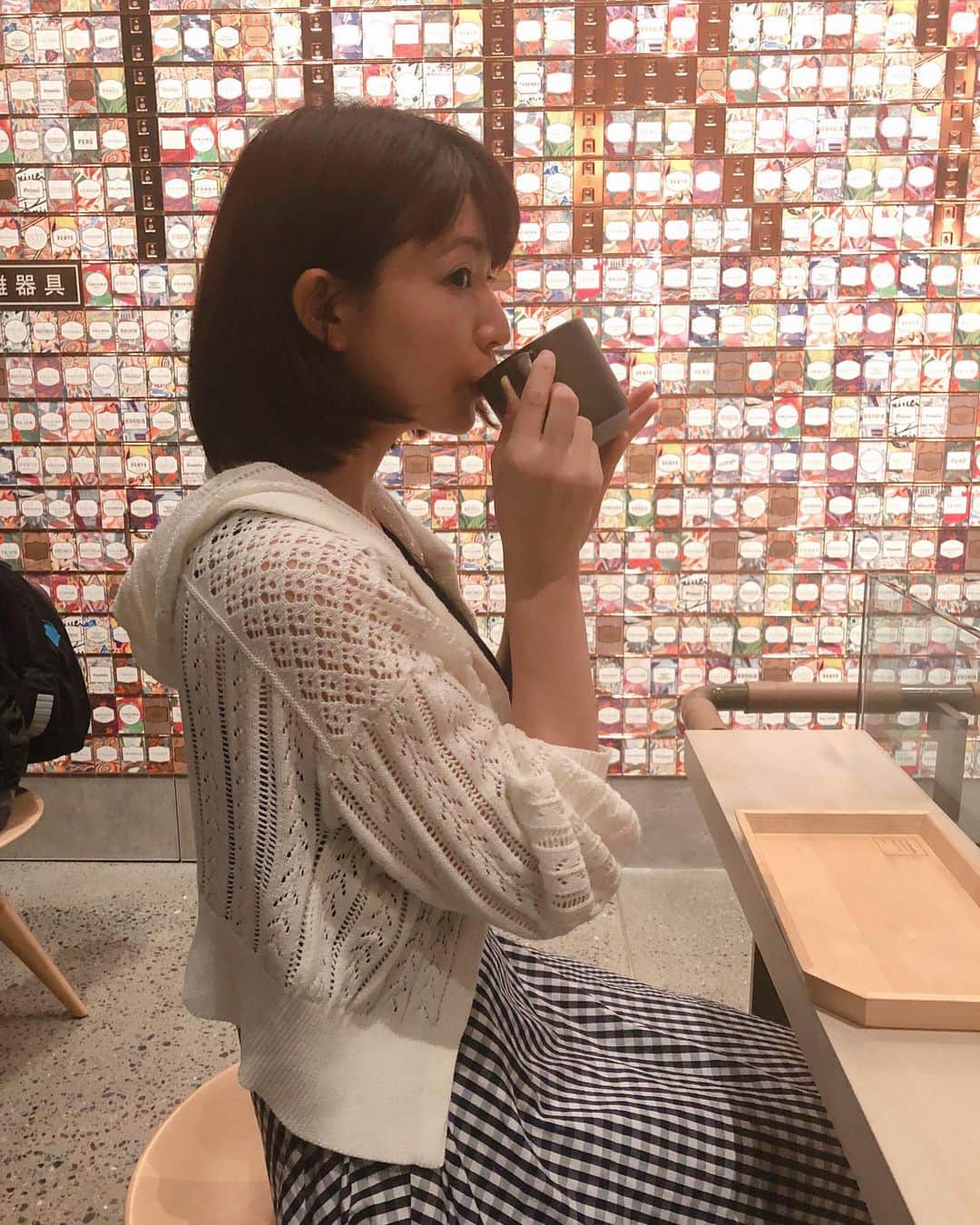 熱田久美さんのインスタグラム写真 - (熱田久美Instagram)「懐かしの写真投下☕💭 これは #中目黒 にある人気のカフェ 『STARBUCKS RESERVE ROASTERY TOKYO』にて！ できた当初はすごい並んでたから行けてなくて、昨年の夏にやっと行けた時の☺️(結局この時しか行けてない) ・ 豆の種類も豊富で、ほかの店舗では飲めないコーヒーを自由に選べたり。ベーカリーでは焼きたてのパンがおいしそうだったー🍞お酒もありました！ なんだか遊園地みたいで楽しかったので また行きたいな！行ったことある方いるかなー？🙌🏻 ・ #starbucksreserveroasterytokyo  #スターバックスリザーブロースタリー  #starbucks #coffee #スタバ #スターバックス #nakameguro #cafe #donquixote  #星  #R #ベーカリー #パン #スイーツ #豆 #種類豊富 #目黒川 #中目黒カフェ #人気カフェ #東京カフェ部  #東京カフェ #東京カフェ巡り #スイーツ部」1月8日 23時49分 - kuumi1125