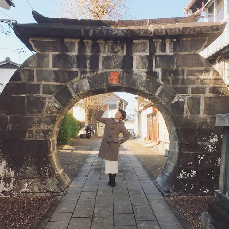 石崎佳代子さんのインスタグラム写真 - (石崎佳代子Instagram)「🎍 明けましておめでとうございます✨ FBS「きらめきpalette」は 明日から放送スタートです🎨 . あさって金曜日は、私が 熊本県山鹿市を旅します。 探検気分が味わえる⁉️ びっくりするような温泉に、 この写真のようなフォトジェニックなスポット、 新名物の座を狙うグルメ鍋🐑など・・・ 盛り沢山です😄 . 「きらめきpalette」は、今年も 皆様の毎日が彩り豊かになるような情報を お届けしていきます✨ 本年もどうぞよろしくお願い致します😄 . #山鹿 #山鹿グルメ #山鹿市 #山鹿観光 #山鹿温泉 #九州観光 #石崎佳代子　#きらめきpalette #MC」1月8日 23時49分 - kayoko_ishizaki