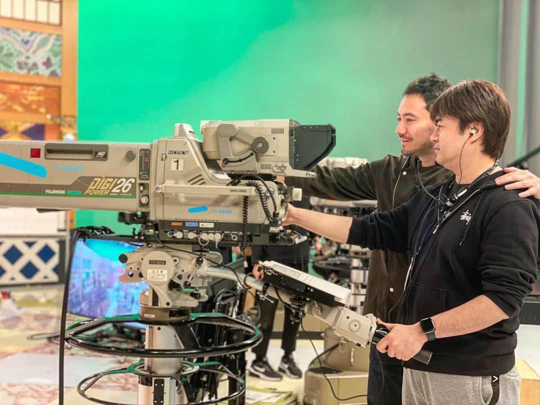 ベリッシモ・フランチェスコさんのインスタグラム写真 - (ベリッシモ・フランチェスコInstagram)「Working hard! Shooting time for Francesco Bellissimo chef at TV Asahi📺👨‍🍳 今日もテレビ朝日で楽しい収録させていただいております。感謝です!😘 Mamma mia ragazze, che vita dura! Oggi sto a fa proprio la botta!😂 #ベリッシモ #料理研究家 #francescobellissimo #chef #tvchef #celebrity #celebritychef #chefrock #masterchef #italianopiufamosoingiappone #cucinedaincubo #イケメン #イケメン料理人 #イタリア #イタリア人 #イタリア料理 #italian #italianchef #italianstyle #テレビ朝日 #芸能人 #picoftheday #enjoylife #shooting #tronista #hdc900 #cameraman #tokyo」1月8日 23時52分 - bellissimoyoshi