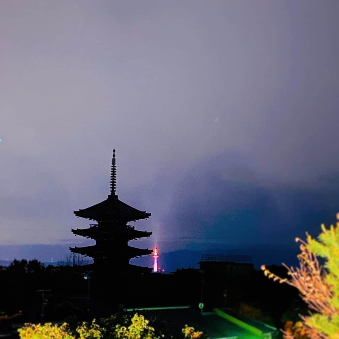 小野寺結衣さんのインスタグラム写真 - (小野寺結衣Instagram)「・﻿ ﻿ 大好きな京都での初めての年越し🌙﻿ ﻿ ﻿ コメントで皆さんから教えて頂いた中から、﻿ (ありがとうございました🤲💫)﻿ いろいろと調べたりして結局﻿ 高台寺で除夜の鐘を聞いてきました☺️🔔﻿ 23：30くらいに着きましたがそんなに﻿ 混んでいなくて✿̣̇﻿ ﻿ ﻿ 去年の大晦日はもう寝てしまっていましたが﻿ 年越しはやっぱり夜更かししたいので﻿ 今年はこんな時間に外にいるってだけで﻿ ウキウキ😆笑﻿ ﻿ ﻿ 厳かな雰囲気の年越しも﻿ ゴーンという鐘の音が心に染みて﻿ とっても良かったです💭﻿ ﻿ 焚き火にみんなで当たってから帰り、﻿ ほっこりした気持ちで眠りにつけました( ⁎ᵕᴗᵕ⁎ )❤︎﻿ ﻿ ﻿ ﻿ ﻿ #除夜の鐘 #happynewyear #🇯🇵﻿ #防寒対策しすぎてむしろ暑かった〜😳 #京都﻿ #kyoto #高台寺 #年越し ﻿ #京都タワー #法観寺 #八坂の塔﻿」1月8日 23時58分 - yui_onodera0831