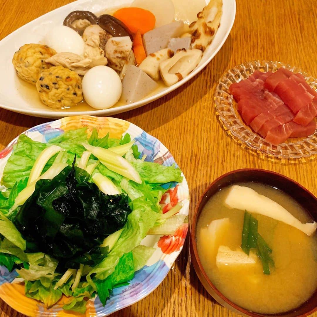 浜口順子さんのインスタグラム写真 - (浜口順子Instagram)「北海道旅の振り返りの間に挟み込む #パニックキッチン　です😜 今夜はおでん🍢 色々入れてみました❤️ タンパク質摂りたくて 鶏のささみ入れてみました。 あとは里芋やらかんもどきやら。 おでん簡単なのに温野菜やら色々栄養取れて良い✨ くるみ味噌をつけていただきます。 あとはまぐろのお刺身、 新物のわかめが美味しいサラダ🥗、 お味噌汁❣️ #晩御飯 #食卓 #お腹いっぱい #いえごはん #夕ご飯 #ゆうごはん #健康 #低糖質 #ダイエッター #メニュー #晩ご飯 #晩ごはん #我が家のごはん #うちのごはん #野菜料理 #料理 #cooking #おうちごはん #food #手料理 #japanesefood #和食 #夜ごはん #homemade #料理写真」1月9日 0時10分 - hamaguchijunko