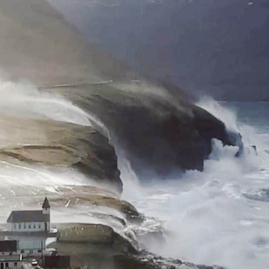 アイヴォール・ポルスドッティルさんのインスタグラム写真 - (アイヴォール・ポルスドッティルInstagram)「It's so stormy up here in The Faroe Islands these days and the waterfalls are running upwards 🌪️🌧️🌊 Maybe I'll skip the swim today 🤔 . . . . . . . . . . . #landscapes #naturelove #tourlife #touring #eivør #eivor #electronica #folktronica #darkpop #love #livemusic #liveband #onstage #music #alternative #folk #eivørshows2020」1月9日 0時05分 - eivormusic