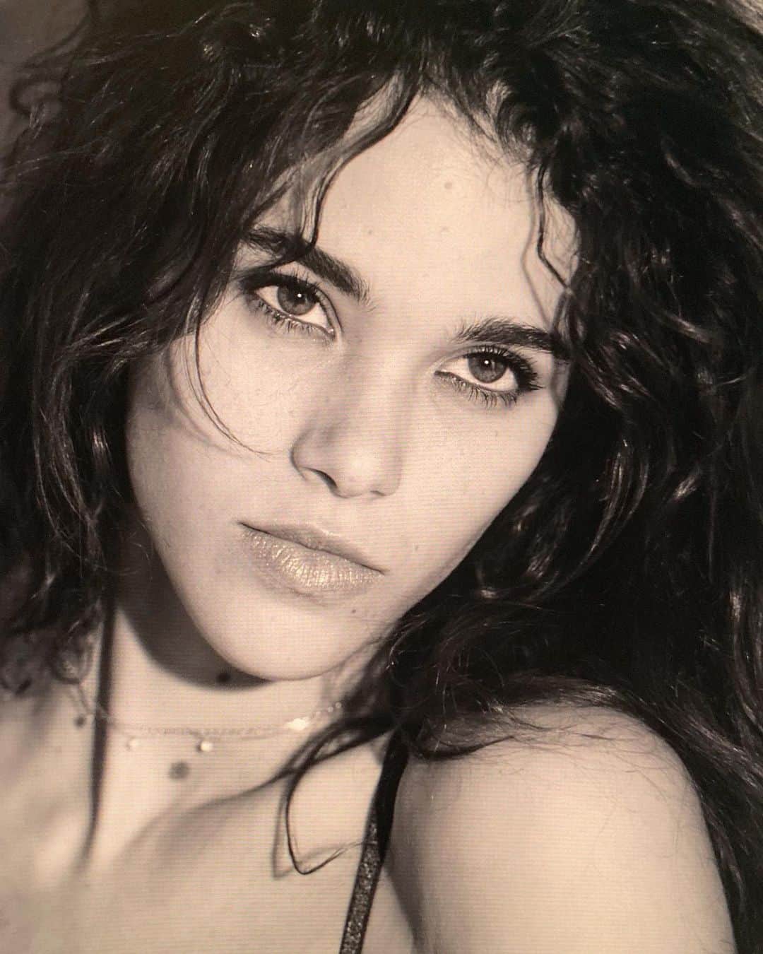 ポーリーヌ・オアロのインスタグラム：「Pre-holiday portrait」