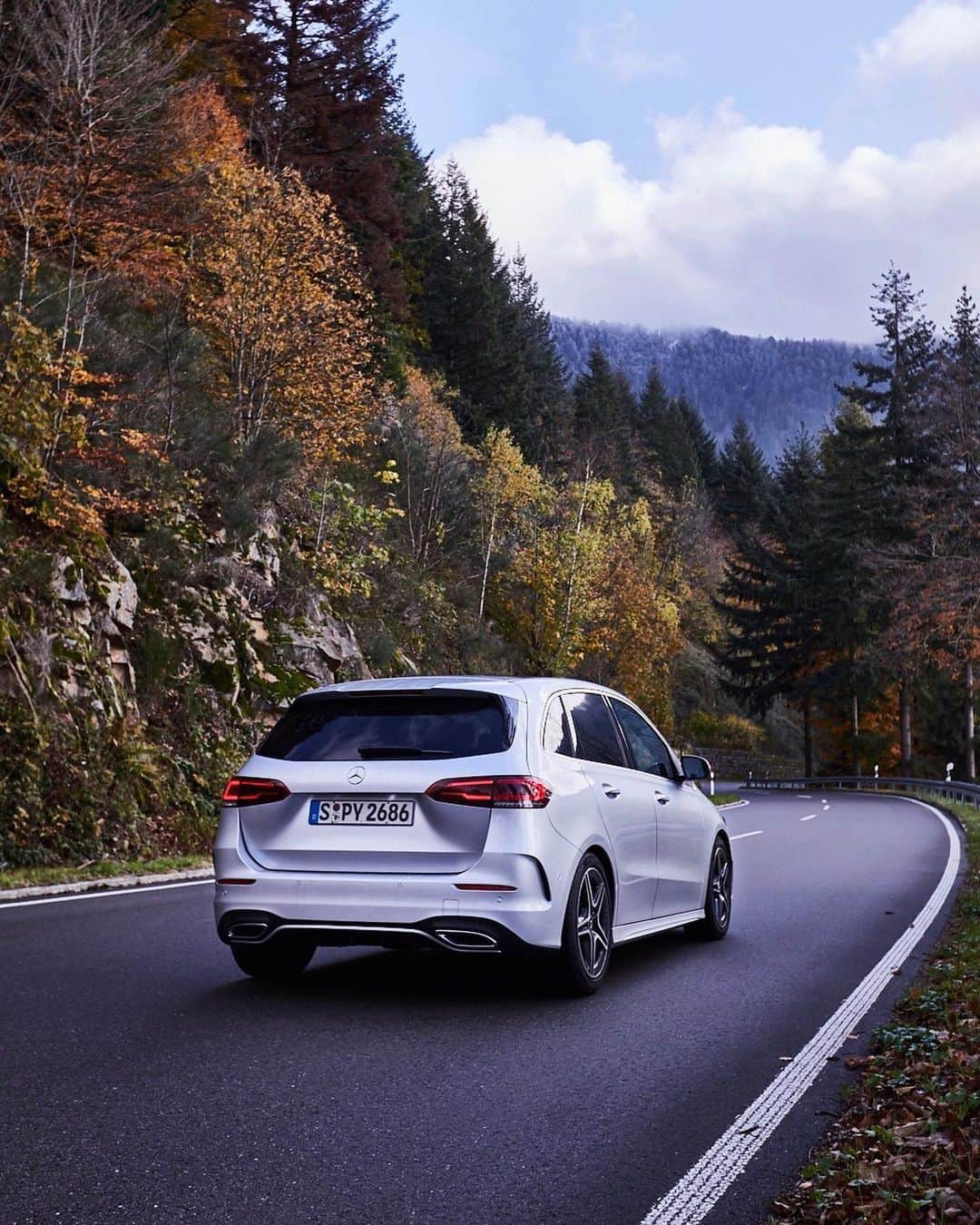 メルセデス・ベンツさんのインスタグラム写真 - (メルセデス・ベンツInstagram)「The Mercedes-Benz B-Class, everything a family needs. Enough space for everyone, a distinctive interior design and high-quality technology ensure a dynamic and comfortable driving experience. Drive safely through the holiday season! #MercedesBenz #MB #BClass #instacars 📸 @christianbendel for #MBsocialcar」1月9日 0時13分 - mercedesbenz