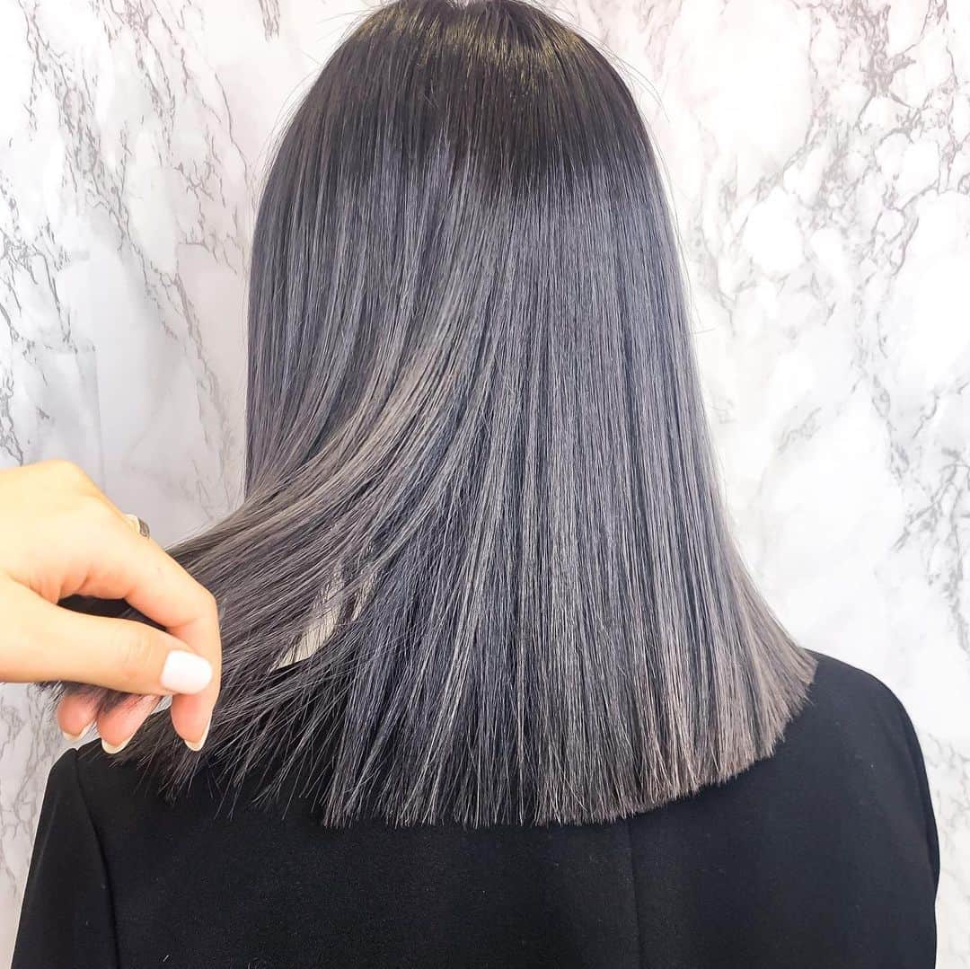 原涼香のインスタグラム：「上品なオルチャンカラー🇰🇷✨ 『 Dark gray 🖤 』 ブリーチベースを生かしたトーンダウン♡ プレミアムカラーで 枝毛、切れ毛知らずのツヤツヤ髪に✨ ㅤㅤㅤㅤㅤㅤㅤㅤㅤㅤㅤㅤㅤ」
