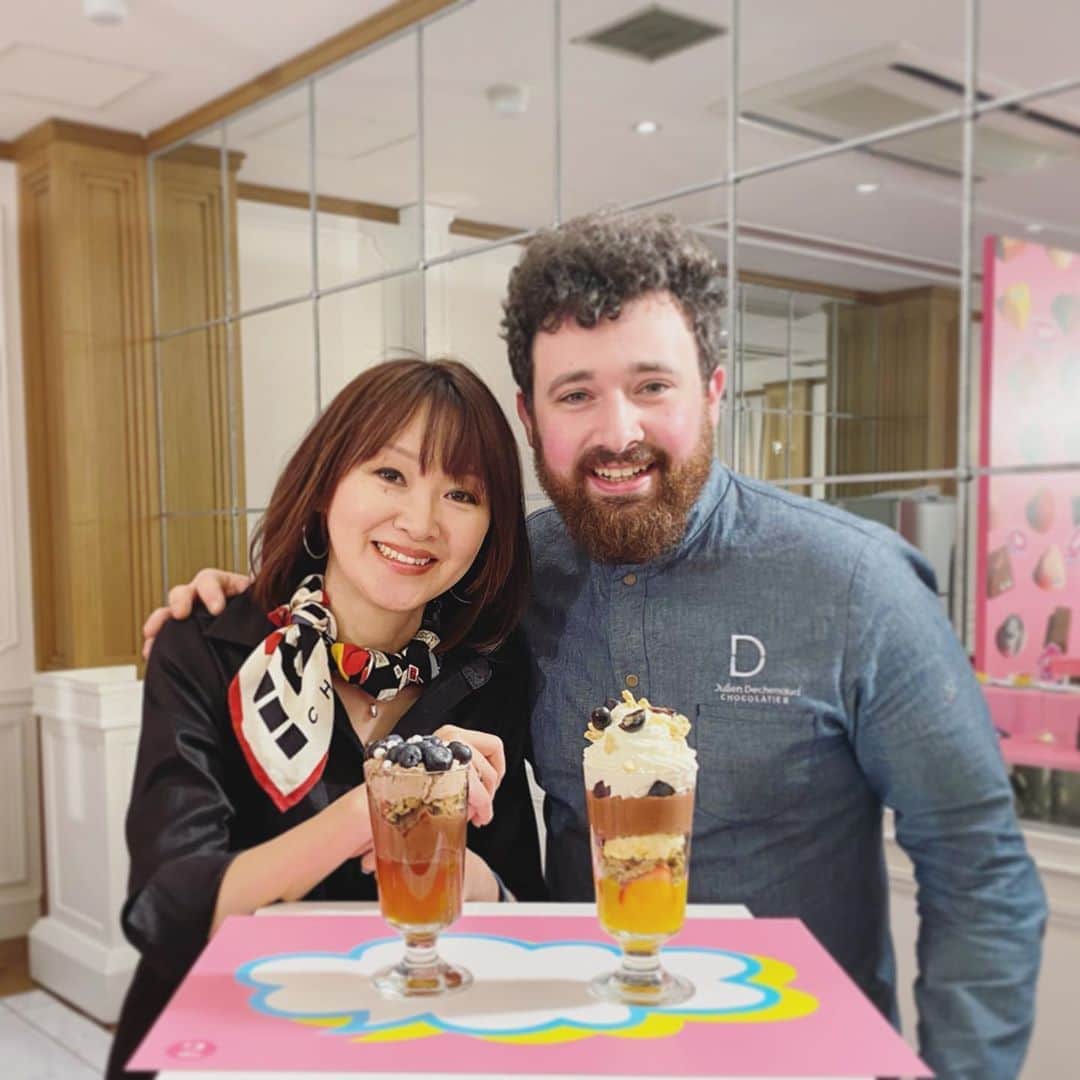 のインスタグラム：「高島屋「アムール・デュ・ショコラ」の試食会に出演しました。  パリのジュリアン・デシュノシェフとトーク&パフェ作り体験❣️私はバレンタインの今年のトレンドも解説しました。すごい倍率で当選し、参加してくださった80名の素敵女子のみなさん、お会いできて嬉しかったです。ありがとうございました❤️ 「ジュリアン・デシュノ」のジュリアンシェフは、私がいまパリで最も注目しているショコラティエです‼️ #ilovechocolate#chocolate#chocolatelover #チョコレート#チョコレート大好き#チョコレート好き#アムールデュショコラ#ジュリアンデシュノ#juliendechenaud」