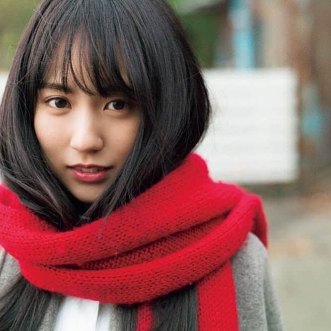週刊少年マガジンのインスタグラム：「#マガジン 6号の巻頭グラビアは #乃木坂46 #賀喜遥香 さん！ ソロ初登場！ 未来のヒロイン、いらっしゃい♪  撮影 / 細居幸次郎 スタイリング / 優哉 ヘアメイク / 山下景子 デザイン / 柳野沙織（ Thir.One inc ） 衣装協力 / merryjenny」