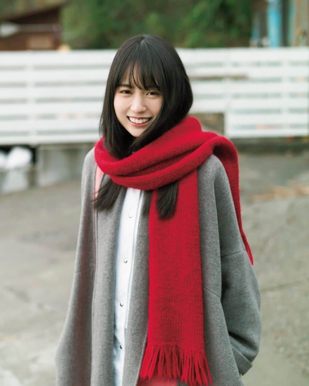 週刊少年マガジンのインスタグラム：「#マガジン 6号の巻頭グラビアは #乃木坂46 #賀喜遥香 さん！ ソロ初登場！ 未来のヒロイン、いらっしゃい♪  撮影 / 細居幸次郎 スタイリング / 優哉 ヘアメイク / 山下景子 デザイン / 柳野沙織（ Thir.One inc ） 衣装協力 / merryjenny」