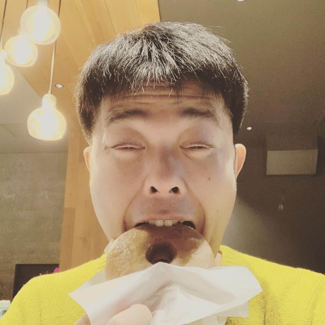 西川晃啓のインスタグラム：「気絶ドーナツ  スタバのドーナツを食べて気絶  #あるある探検隊#レギュラー#気絶#気絶の日々#ギャグ#スターバックス#シュガードーナツ#フラペチーノ#お餅#カスタム#美味#小旅行#舞浜」