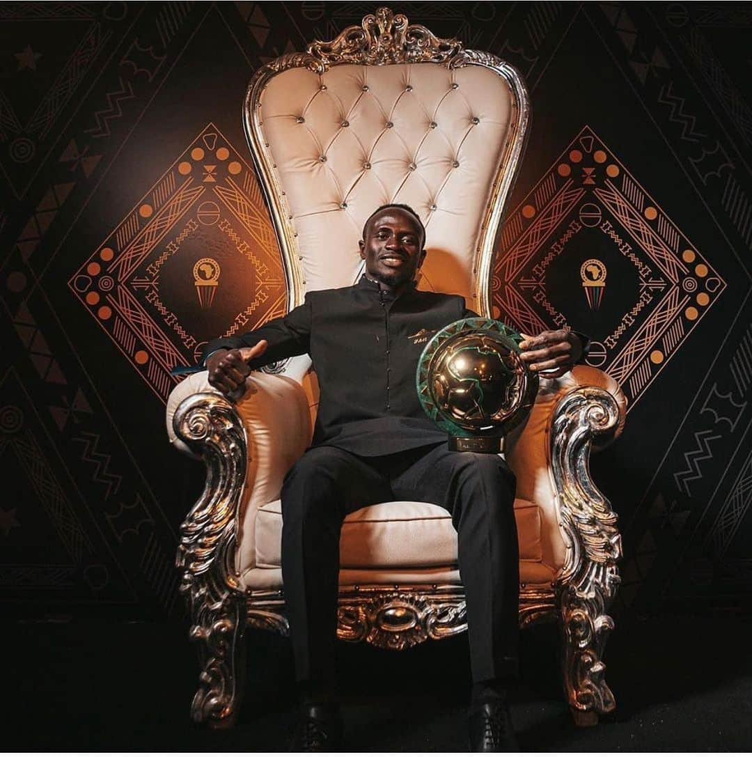 シェイフ・クヤテのインスタグラム：「Ladies and gentlemen this is @sadiomaneofficiel , Best African player and king of the world 2019. You are a pride of an entire continent brother. Congratulations🦁🇸🇳 #Alhamdoulilaforeverything🙌🏿❤️🙌🏿」